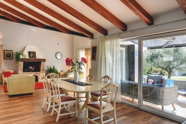 Foto van Villa in Rovinj met zwembad en jacuzzi - Vakantiehuis in Rovinjsko Selo - LivingRoom