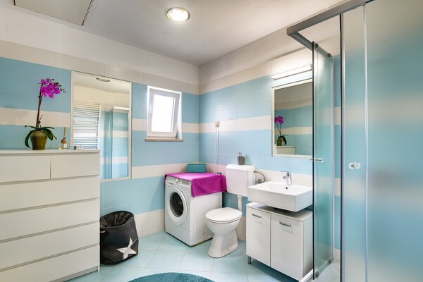 Foto van Villa in Rovinj met zwembad en jacuzzi - Vakantiehuis in Rovinjsko Selo - BathRoom
