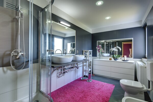 Foto van Villa in Rovinj met zwembad en jacuzzi - Vakantiehuis in Rovinjsko Selo - BathRoom