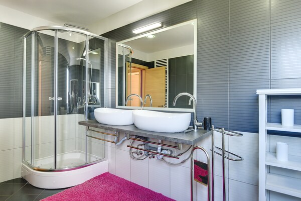Foto van Villa in Rovinj met zwembad en jacuzzi - Vakantiehuis in Rovinjsko Selo - BathRoom