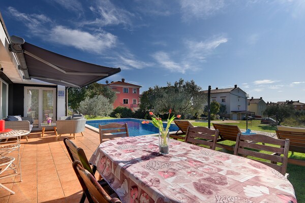 Foto van Villa in Rovinj met zwembad en jacuzzi - Vakantiehuis in Rovinjsko Selo - TerraceBalcony