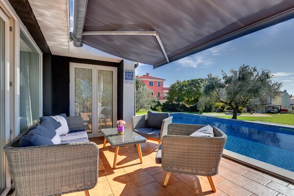 Foto van Villa in Rovinj met zwembad en jacuzzi - Vakantiehuis in Rovinjsko Selo - TerraceBalcony