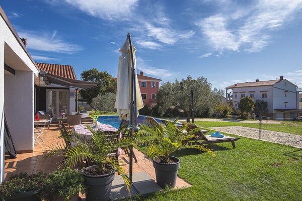 Foto van Villa in Rovinj met zwembad en jacuzzi - Vakantiehuis in Rovinjsko Selo - GardenSummer