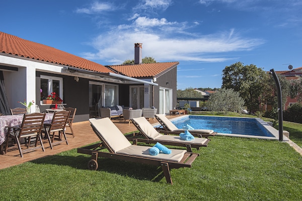 Foto van Villa in Rovinj met zwembad en jacuzzi - Vakantiehuis in Rovinjsko Selo - ExteriorSummer