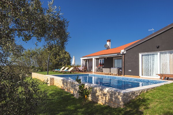 Foto van Villa in Rovinj met zwembad en jacuzzi - Vakantiehuis in Rovinjsko Selo - ExteriorSummer