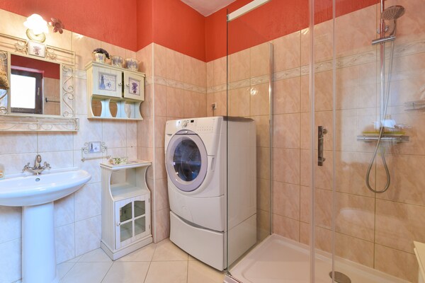 Foto van Villa met zwembad in Kaštelir voor 9 personen - Vakantiehuis in Kaštelir - BathRoom