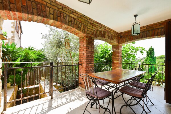 Foto van Villa met zwembad in Kaštelir voor 9 personen - Vakantiehuis in Kaštelir - TerraceBalcony