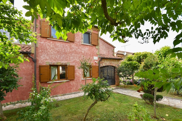Foto van Villa met zwembad in Kaštelir voor 9 personen - Vakantiehuis in Kaštelir - ExteriorSummer