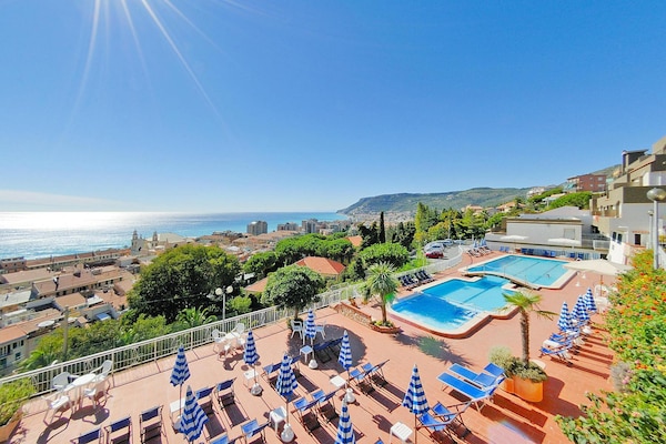 Foto van Woning in mooie residentie met gemeenschappelijk zwembad in Pietra Ligure - ViewSummer