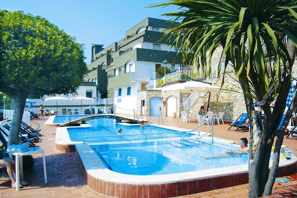 Foto van Woning in mooie residentie met gemeenschappelijk zwembad in Pietra Ligure - PoolOfHouse