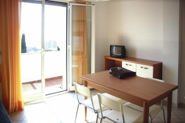 Foto van Woning in mooie residentie met gemeenschappelijk zwembad in Pietra Ligure - DiningRoom
