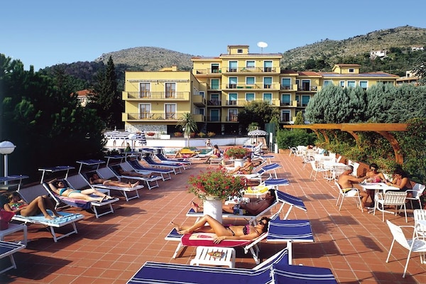 Foto van Appartement in Pietra Ligure met gemeenschappelijk terras-vh. TUI - ExteriorSummer