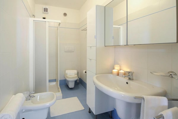 Foto van Appartement in Porlezza met uitzicht op de bergen - Vakantiehuis in Porlezza - BathRoom