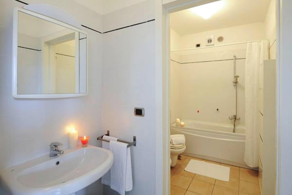Foto van Appartement in Porlezza met uitzicht op de bergen - Vakantiehuis in Porlezza - BathRoom
