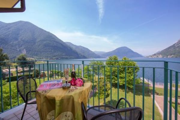Foto van Appartement met uitzicht op het meer in Porlezza met balkon - TerraceBalcony
