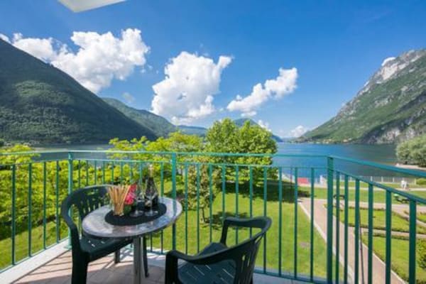 Foto van Appartement met uitzicht op het meer in Porlezza met balkon - TerraceBalcony