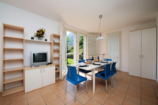 Foto van Appartement met uitzicht op het meer in Porlezza met balkon - LivingRoom