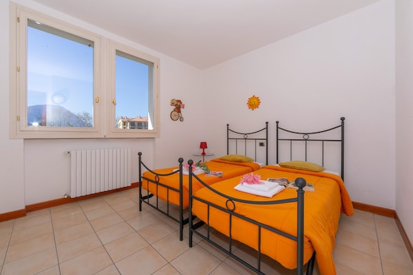 Foto van Appartement met uitzicht op het meer in Porlezza met balkon - BedRoom