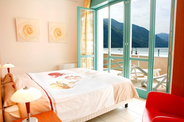 Foto van Appartement met uitzicht op het meer in Porlezza met balkon - BedRoom