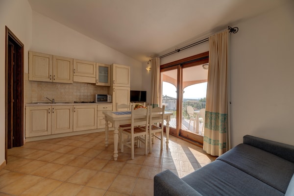 Foto van Appartement met zwembad in Badus Resort - Vakantiehuis in Badesi - LivingRoom