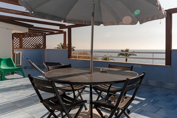 Foto van Kleurrijk appartement in Policastro Bussentino met balkon - TerraceBalcony