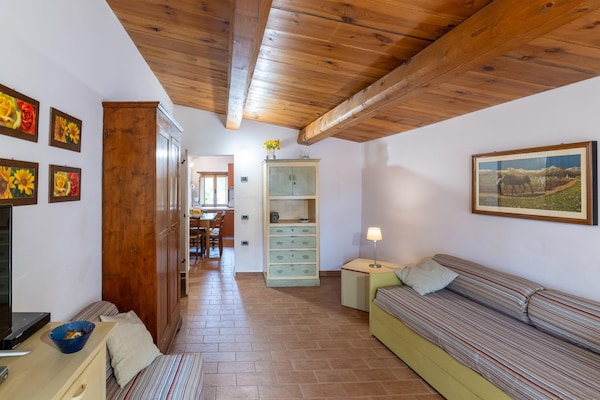 Foto van Appartement in Furlo met zoutwaterzwembad - Vakantiehuis in Acqualagna - LivingRoom