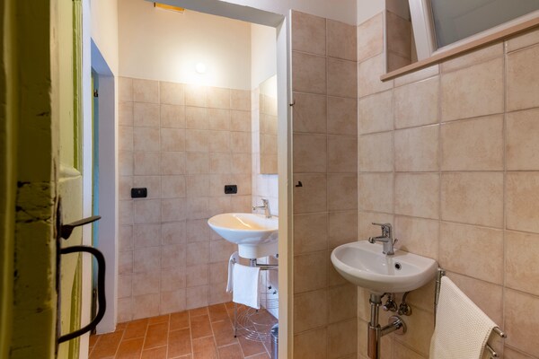 Foto van Appartement in Furlo met zoutwaterzwembad - Vakantiehuis in Acqualagna - BathRoom