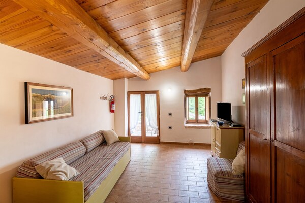 Foto van Appartement in Furlo met zoutwaterzwembad - Vakantiehuis in Acqualagna - LivingRoom