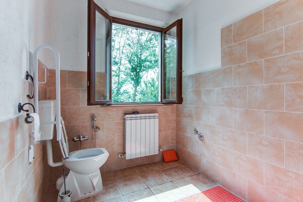 Foto van Zonnig vakantiehuis in Marche met een zwembad - Vakantiehuis in Serra Sant'abbondio - BathRoom