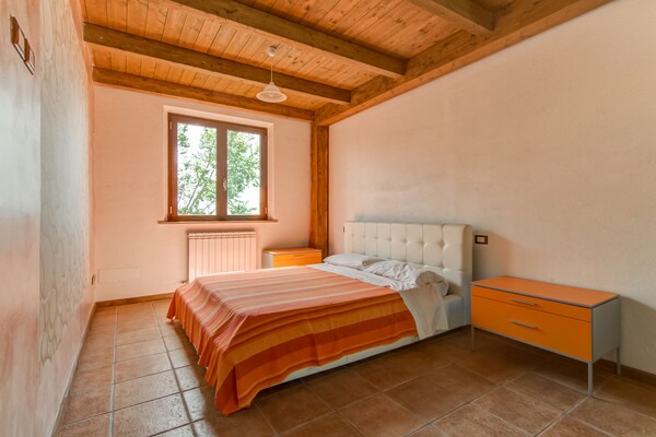 Foto van Zonnig vakantiehuis in Marche met een zwembad - Vakantiehuis in Serra Sant'abbondio - BedRoom