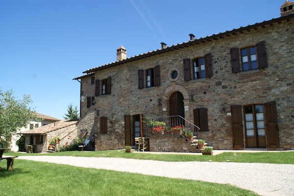 Foto van Vakantiehuis in Montone met zwembad & tuin - Vakantiehuis in Montone - ExteriorSummer