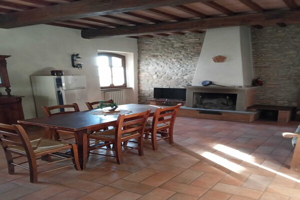 Foto van Vakantiehuis in Montone met zwembad & tuin - Vakantiehuis in Montone - LivingRoom