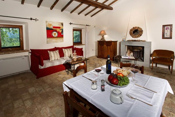 Foto van Elegant appartement in Umbertide met zwembad en uitzicht - LivingRoom