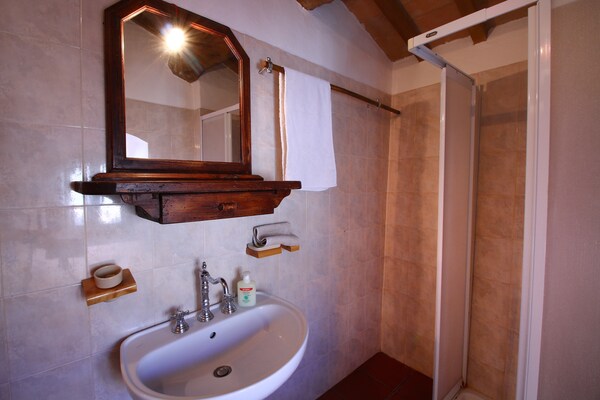 Foto van De charme van Umbrië aan het zwembad - Vakantiehuis in Gualdo Cattaneo - BathRoom