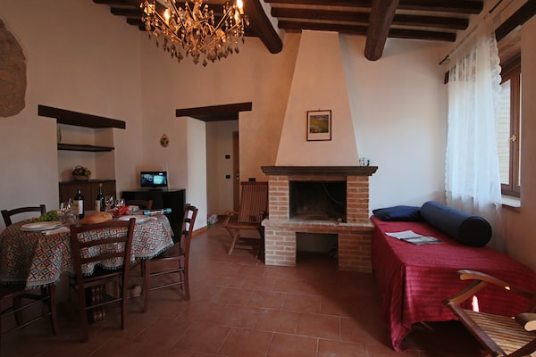 Foto van Boerderijgeluk met zwembad, wijn en cocktails - Vakantiehuis in Gualdo Cattaneo - LivingRoom