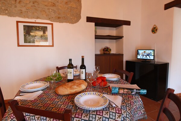 Foto van Boerderijgeluk met zwembad, wijn en cocktails - Vakantiehuis in Gualdo Cattaneo - LivingRoom