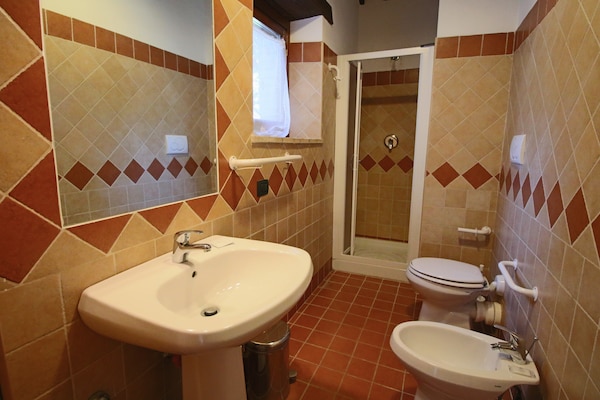 Foto van Boerderijgeluk met zwembad, wijn en cocktails - Vakantiehuis in Gualdo Cattaneo - BathRoom