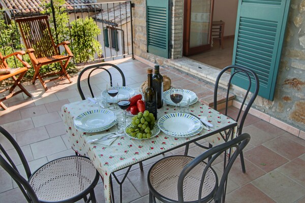 Foto van Boerderijgeluk met zwembad, wijn en cocktails - Vakantiehuis in Gualdo Cattaneo - TerraceBalcony