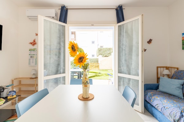 Foto van Zwembad condivisa en giardino privato - Vakantiehuis in Badesi - LivingRoom