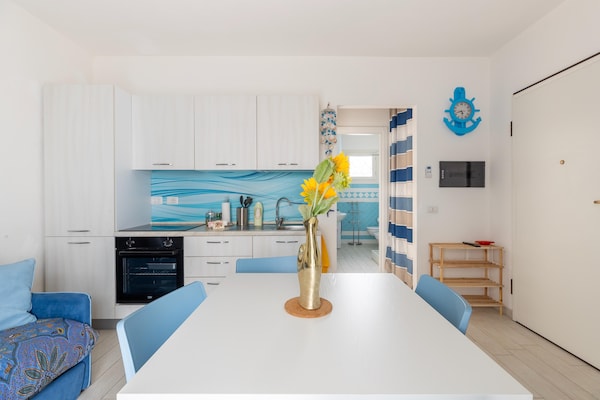 Foto van Zwembad condivisa en giardino privato - Vakantiehuis in Badesi - LivingRoom