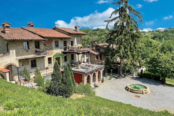 Foto van Vakantiehuis in Langhe met Zwembad en Terras - Vakantiehuis in Bastia Mondovì - ExteriorSummer