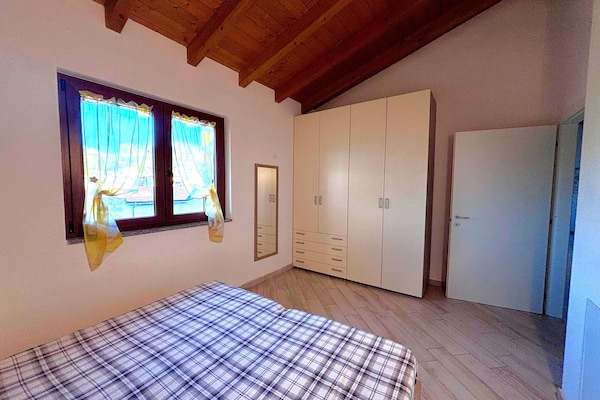 Foto van Appartement met uitzicht op het meer in Bedero - Vakantiehuis in Brezzo di Bedero - BedRoom