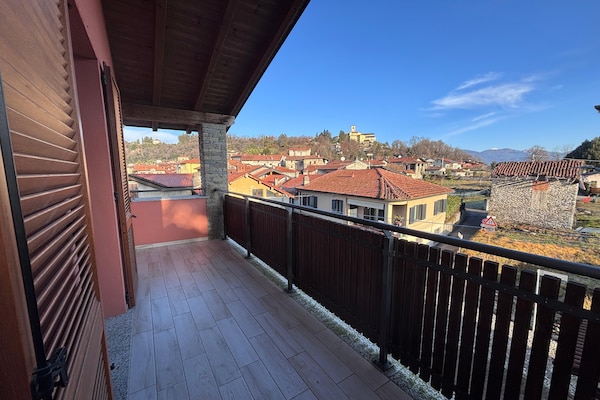 Foto van Appartement met uitzicht op het meer in Bedero - Vakantiehuis in Brezzo di Bedero - TerraceBalcony
