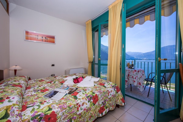 Foto van Appartement met uitzicht op het meer van Lugano. - Vakantiehuis in Porlezza - BedRoom