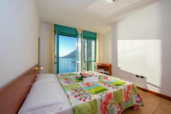 Foto van Appartement met uitzicht op het meer van Lugano. - Vakantiehuis in Porlezza - BedRoom