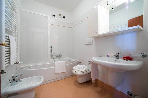 Foto van Appartement met uitzicht op het meer van Lugano. - Vakantiehuis in Porlezza - BathRoom