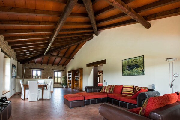Foto van Zonnig vakantiehuis met zwembad - Vakantiehuis in Salsomaggiore Terme - LivingRoom