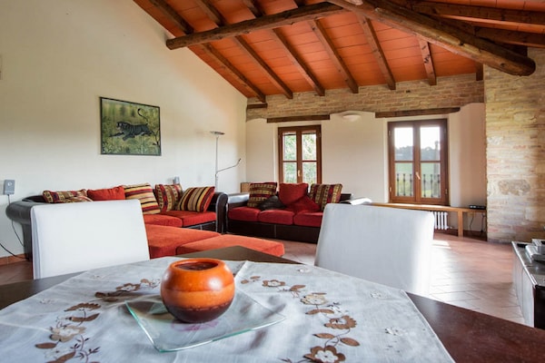 Foto van Zonnig vakantiehuis met zwembad - Vakantiehuis in Salsomaggiore Terme - DiningRoom