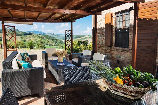 Foto van Zonnig vakantiehuis met zwembad - Vakantiehuis in Salsomaggiore Terme - TerraceBalcony
