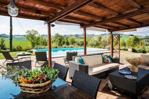 Foto van Zonnig vakantiehuis met zwembad - Vakantiehuis in Salsomaggiore Terme - TerraceBalcony